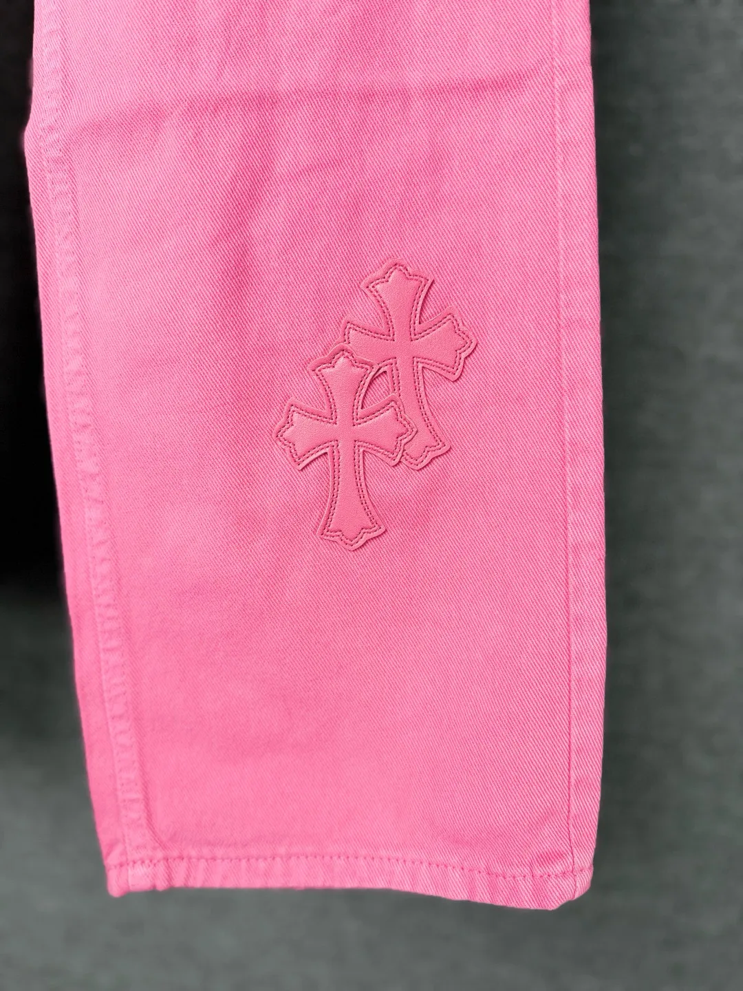 P270 💰 (Top version) CHROME HEARTS 25ss dopamine light pink cross leather washed jeans - Full of exploring the ultimate in fashion, Chrome Hearts' new Chrome Hearts pants not only present a unique style, the fresh ice blue looks particularly youthful and energetic. The mid-high waist design is paired with a lazy and casual style, which not only shows long legs but also maintains a casual feel. It is a must-have fashion choice for trendy men and trendy women. Color: Dopamine powder Size: 28-30-32-34 (corresponds to S-M-L-XL)